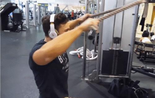 三角肌怎么练才不伤肩,如何把三角肌练得更大