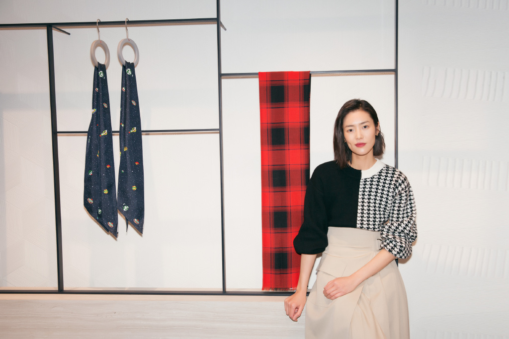 刘雯冬季羊羔毛皮衣街拍穿搭,羊绒秋冬穿搭