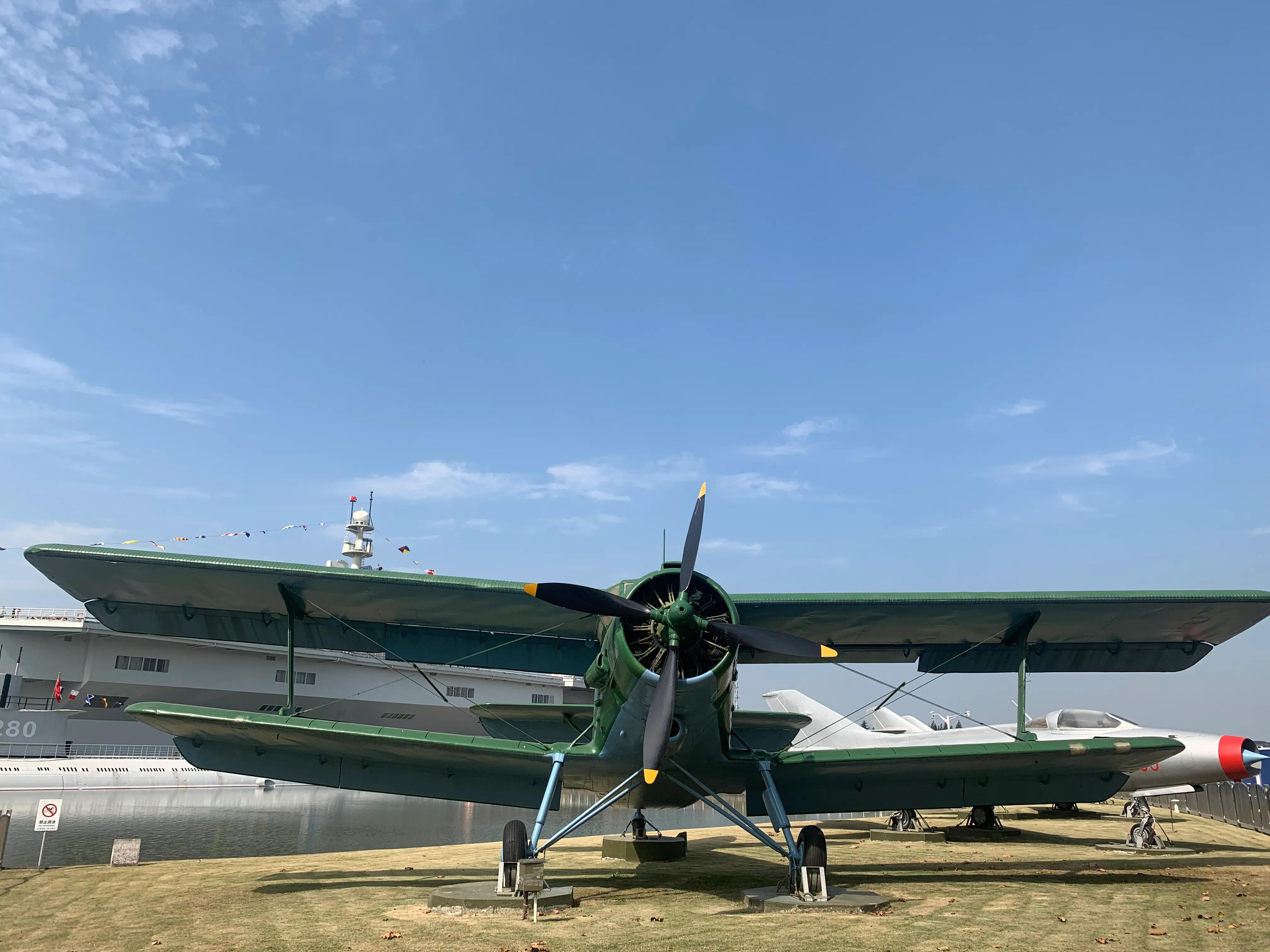 军事迷参观坦克,东方绿舟军事