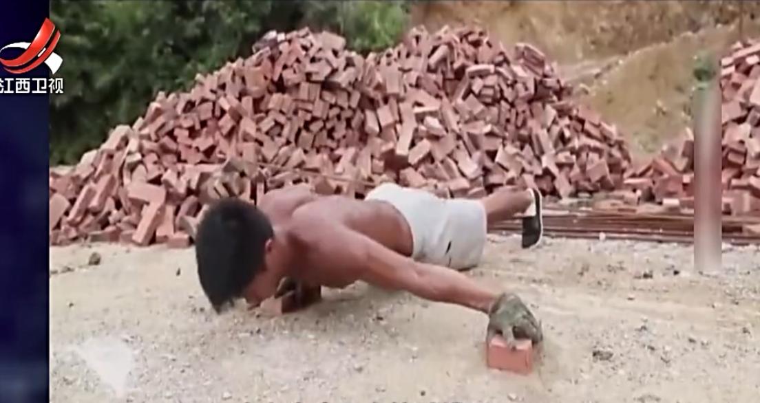 搬砖小伙逆袭人生,在工地搬砖健身网红