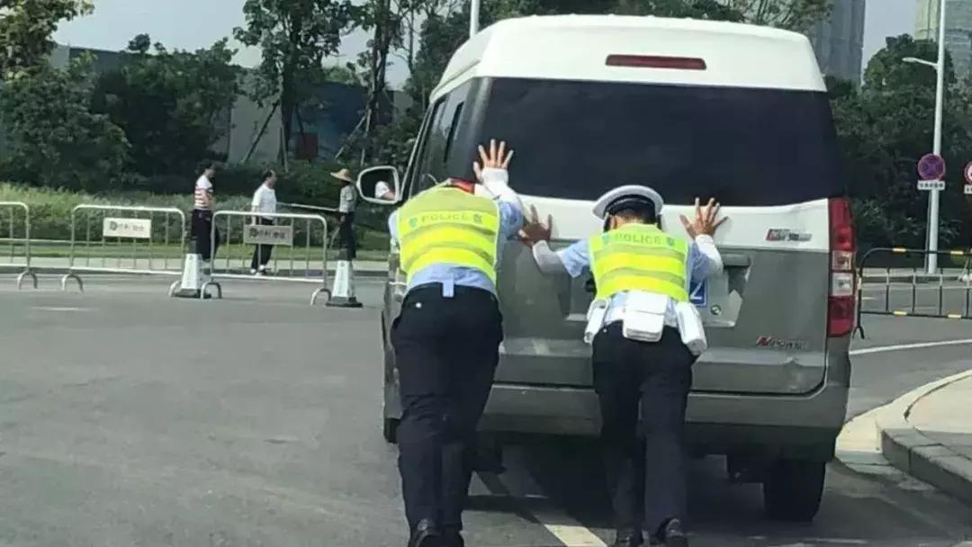 82岁老人中暑晕倒三人相救,80岁老人暑天中暑呕吐