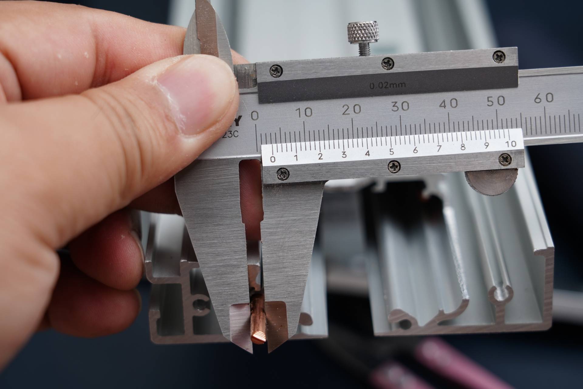 扩展式插座和轨道插座哪个好,嵌入式轨道插座和普通轨道插座