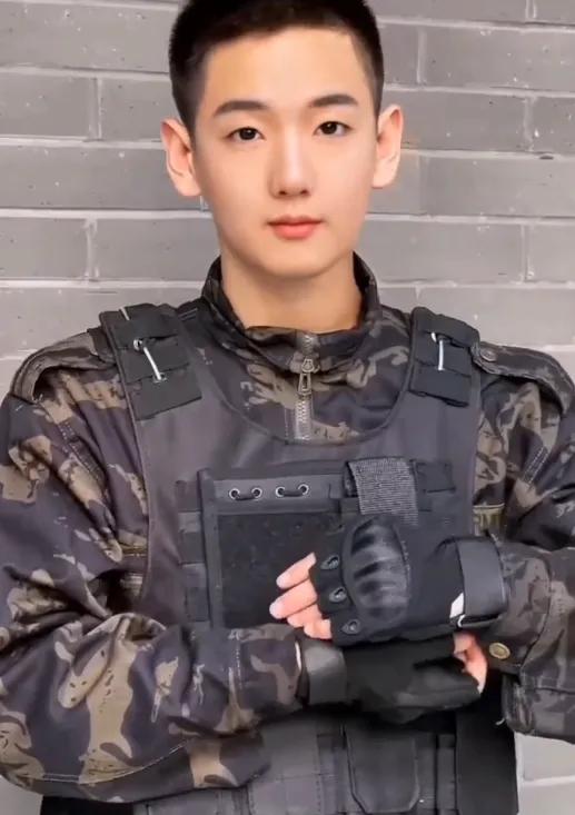 吃个桃桃风小逸晒硬汉照,快手风小逸个人资料