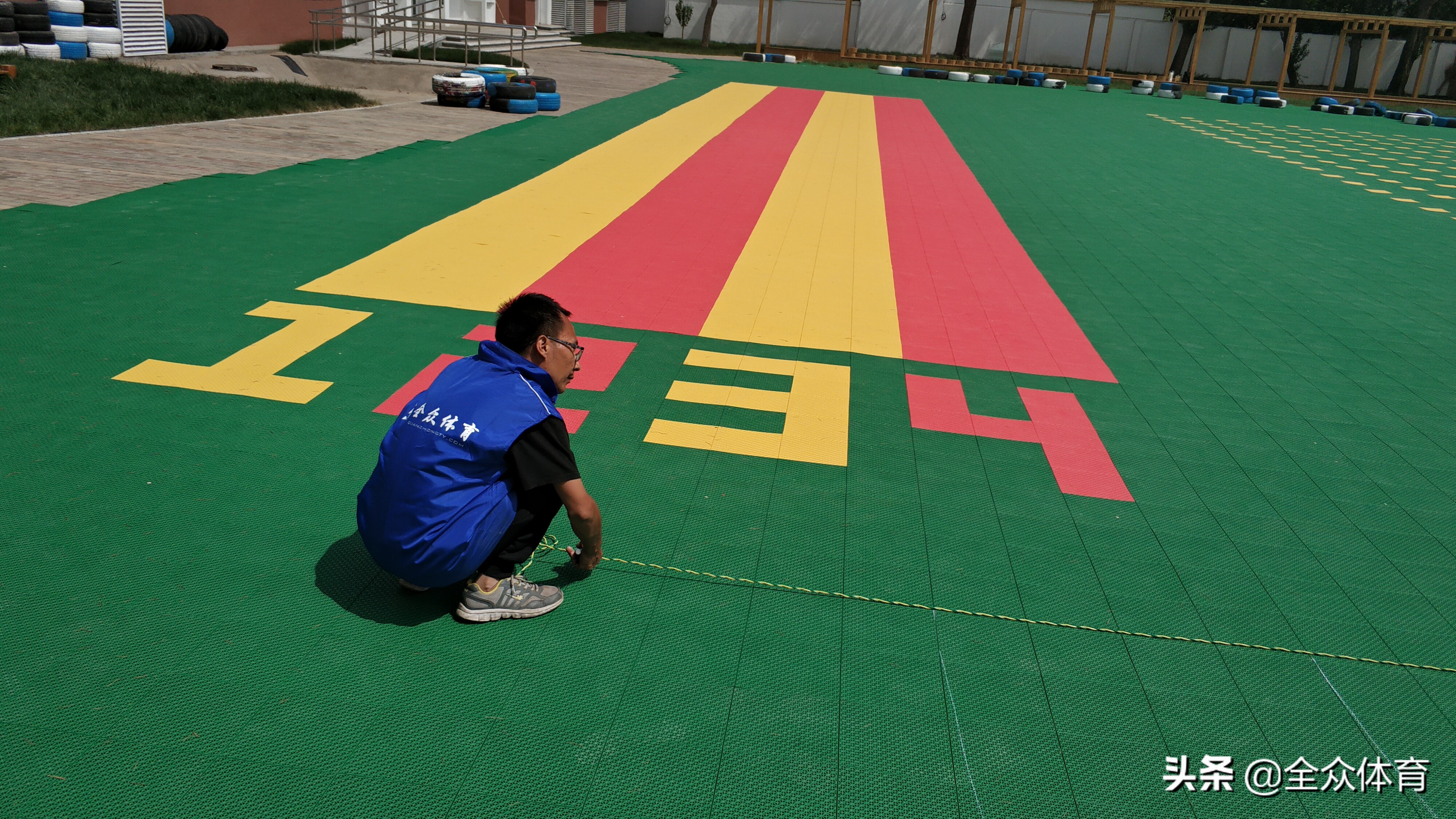 幼儿园院子地面铺什么,幼儿园的地面铺的是什么