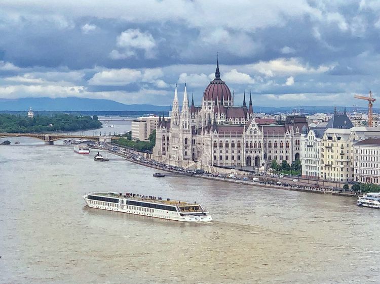 匈牙利的首都,当年陈强曾到此,两个儿子取名“布达”“佩斯”