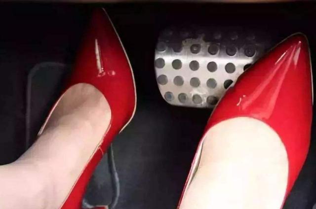 老是踩错油门怎么办,刹车与油门踩错的问题容易解决