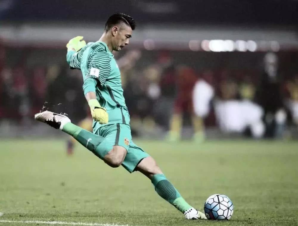 中超武汉球迷文化节“小小画家”童心绘出绿茵梦