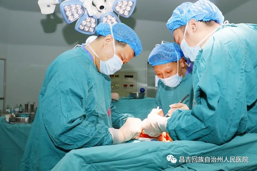 “鸡蛋肿瘤”塞满食管、胃，看昌吉州人民医院专家如何治疗！