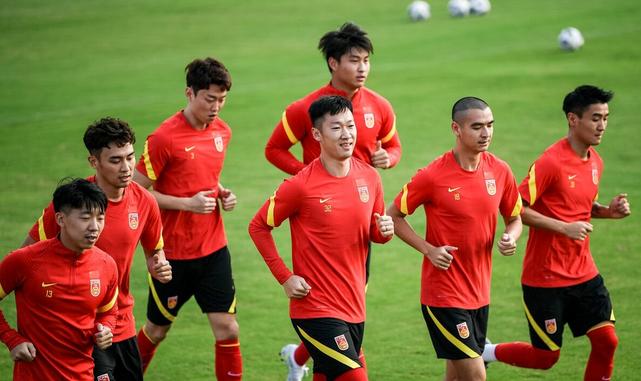 师从3大空霸！从堕落少年到国足秘密*器武**，22岁金靴蜕变：轰13球