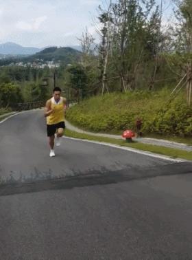 何家劲62岁帅气视频,年轻时的何家劲到底有多帅