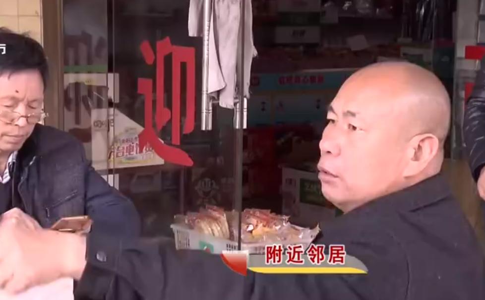 女儿结婚大摆宴席,亲生父亲却不知情,干妈成了主持人