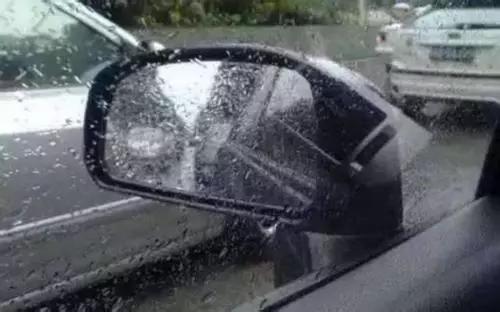 下雨天怎么能让后视镜不模糊,车子后视镜下雨天模糊