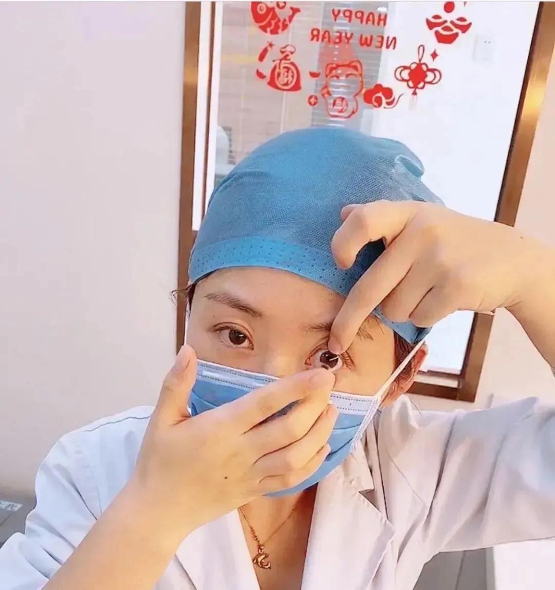 隐形眼镜怎么摘新手,隐形眼镜怎么摘眼睛才不疼