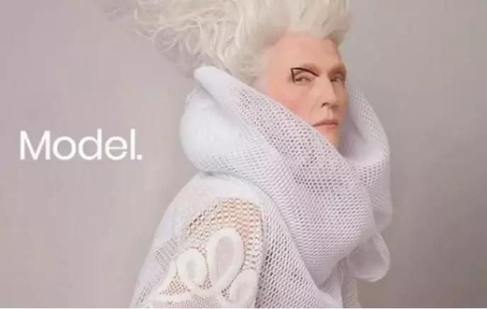 60岁拍裸照,惊艳T台,培养出身价200亿儿子:年龄从来不是问题