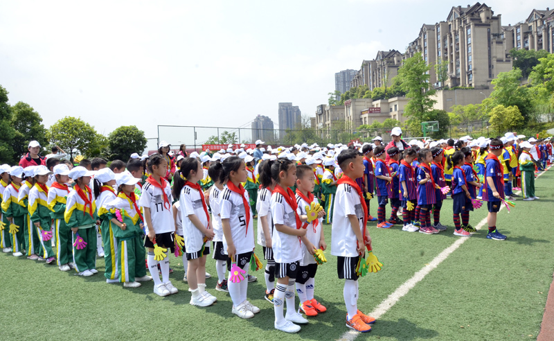 北大资源鲤鱼池小学校园足球赛开赛学子驰骋绿茵场尽显拼搏精神