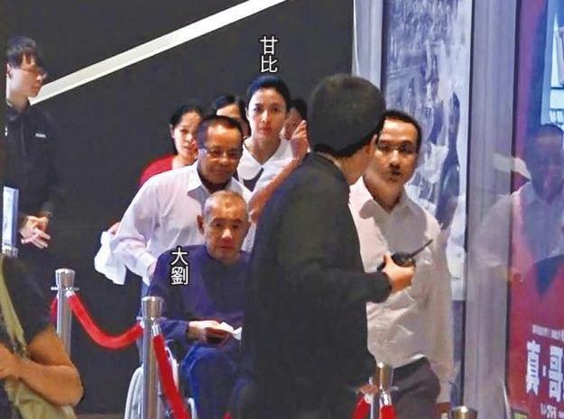 刘銮雄与吕丽君甘比同行,刘銮雄吕丽君逛街港媒