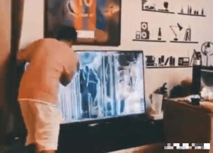 不满心爱球队失败，苏醒用拳头愤怒砸碎电视机，网友：狂躁发作？