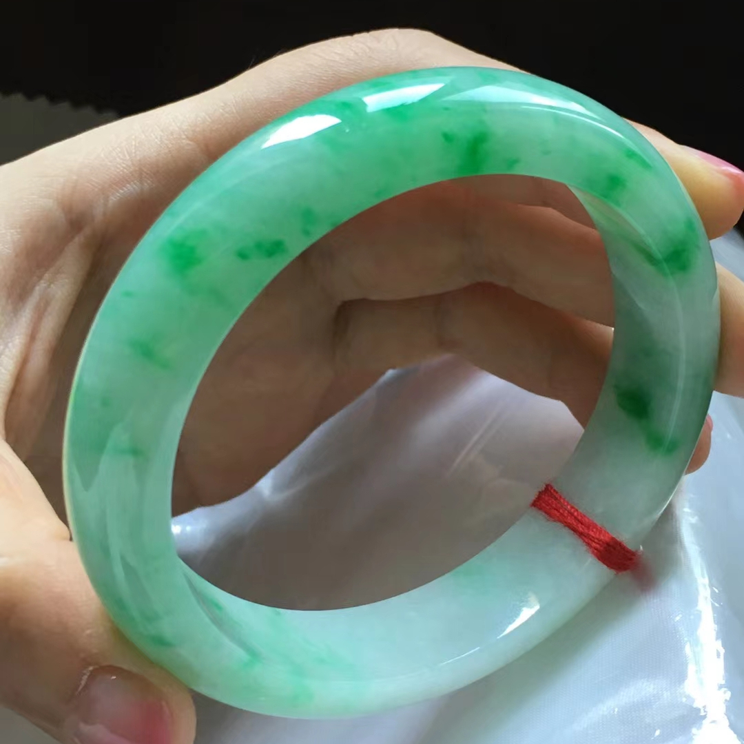 黄金手镯和翡翠手镯哪个保值,国际大牌翡翠手镯图片