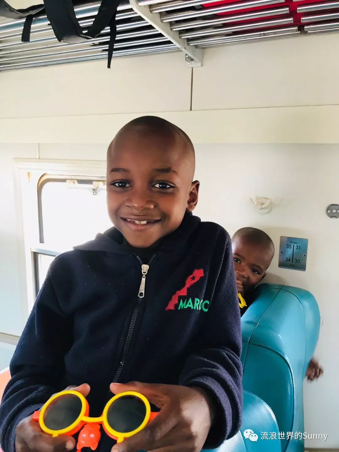 流浪非洲，乘坐中国援建火车去赞比亚，满满的亲切