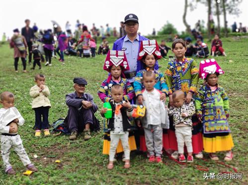 四川绵阳特警保驾护航,四川绵阳民警救灾