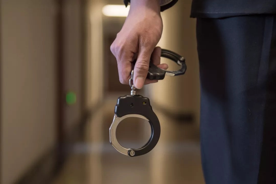 买个小花、刷个游艇,换来一句“谢谢你”,他究竟图个啥?