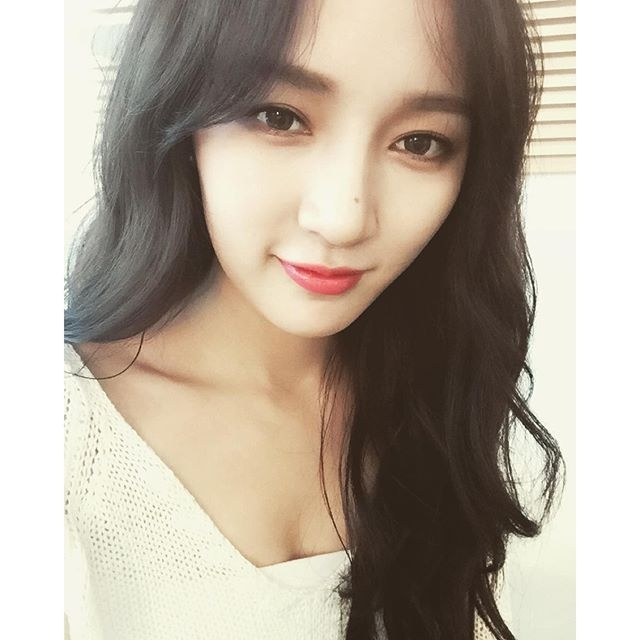 女星下班躲草丛吸烟，烟雾缭绕太明显，助理帮掩护被指烟瘾太大