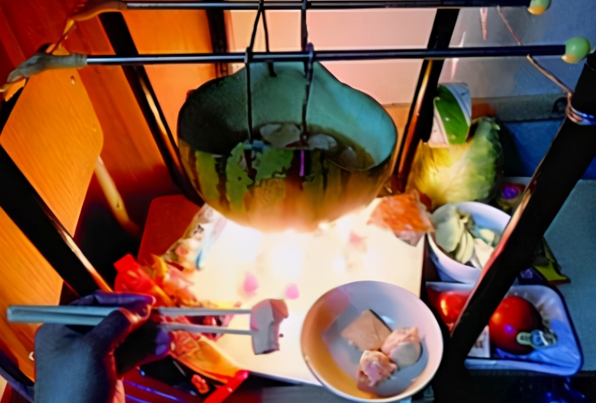 大学寝室的沙雕日常，小太阳上烤大虾，导员闻着味就来没收了