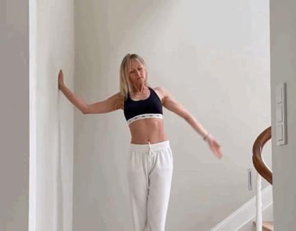 练瑜伽简单的拉伸动作是怎么练习,瑜伽每天必练8个拉伸动作