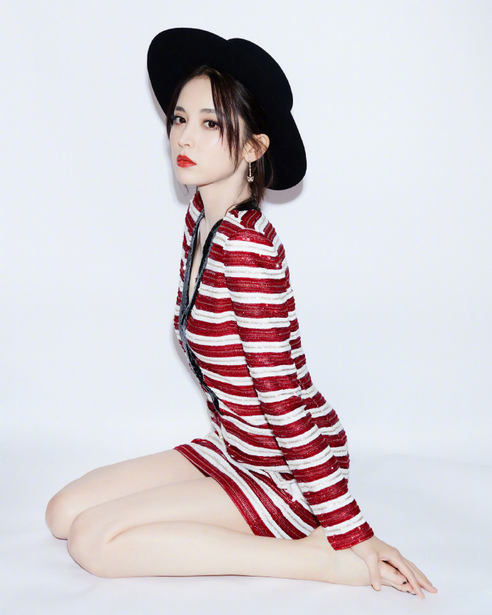 被古力娜扎惊艳到了，甲板上一袭黑色泳衣，性感十足又不失优雅