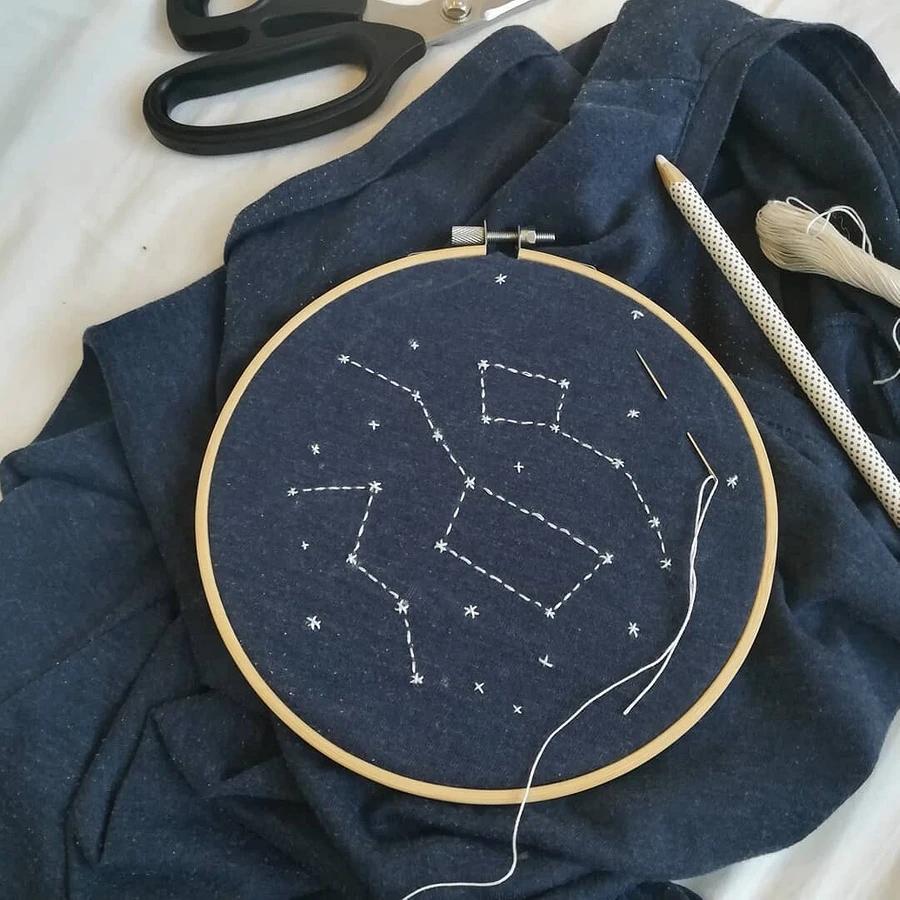 自己绣在衣服上的简单刺绣,手工刺绣t恤字母配色图片