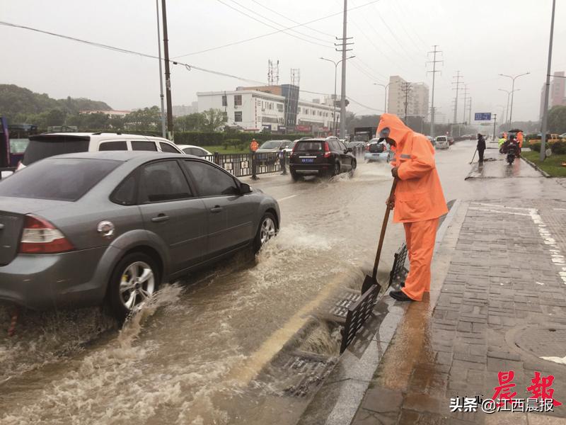 致敬暴雨中的逆行者图片,致敬暴雨中的逆行者原视频