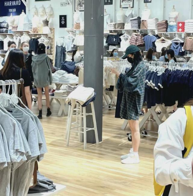 杨幂逛街被偶遇大方合影,杨幂逛街被偶遇三里屯穿搭照片