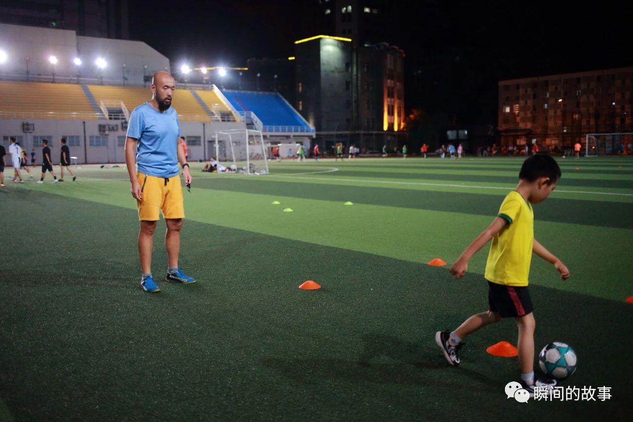 晚上的少年足球训练（一）