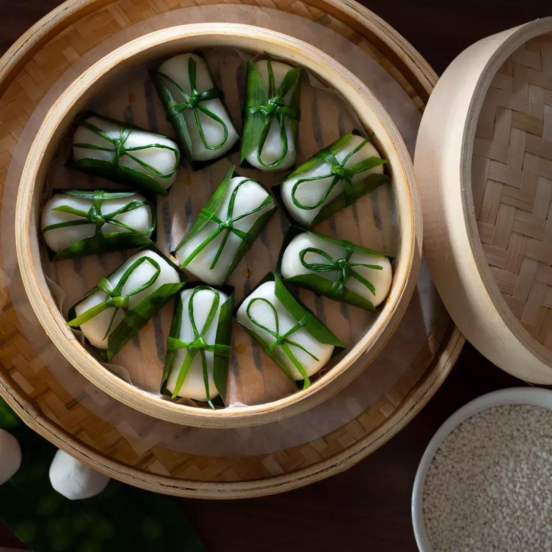 躺酒店床上看风景,躺在星级酒店房间床上看电视