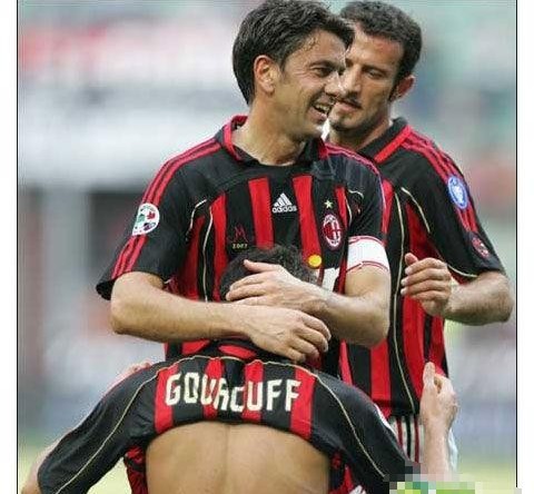 足球场上的尴尬搞笑事,足球场上那些啼笑皆非