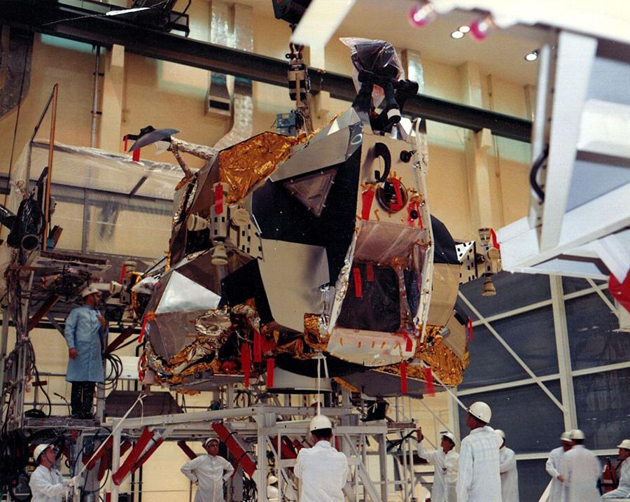 阿波罗事故7名宇航员,阿波罗十一号降落在陨石坑里