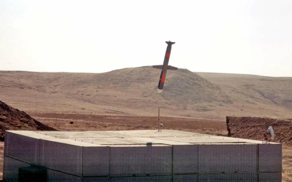 精准炸弹炸毁战机视频,精确制导炸弹精确击中目标全过程