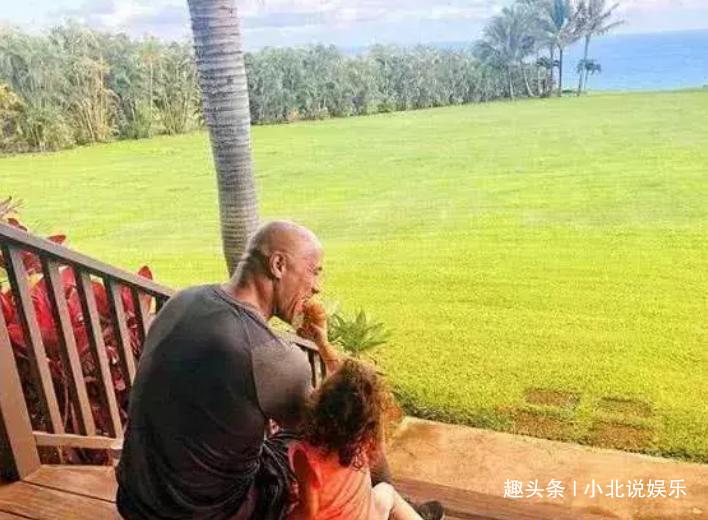 巨石强森被小女孩嘲讽没肌肉,巨石强森和他的女儿日常