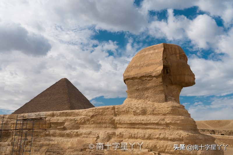 一半沙漠一半海洋图片,一半沙漠一半湖水