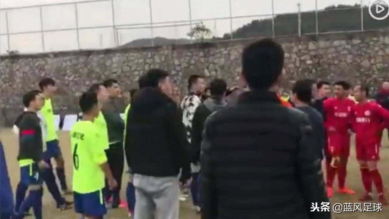 飞踢挨揍视频,足球暴力斗殴事件记录