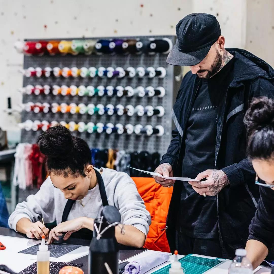 那个孙子穿Aj坐地铁，肯定是fake！