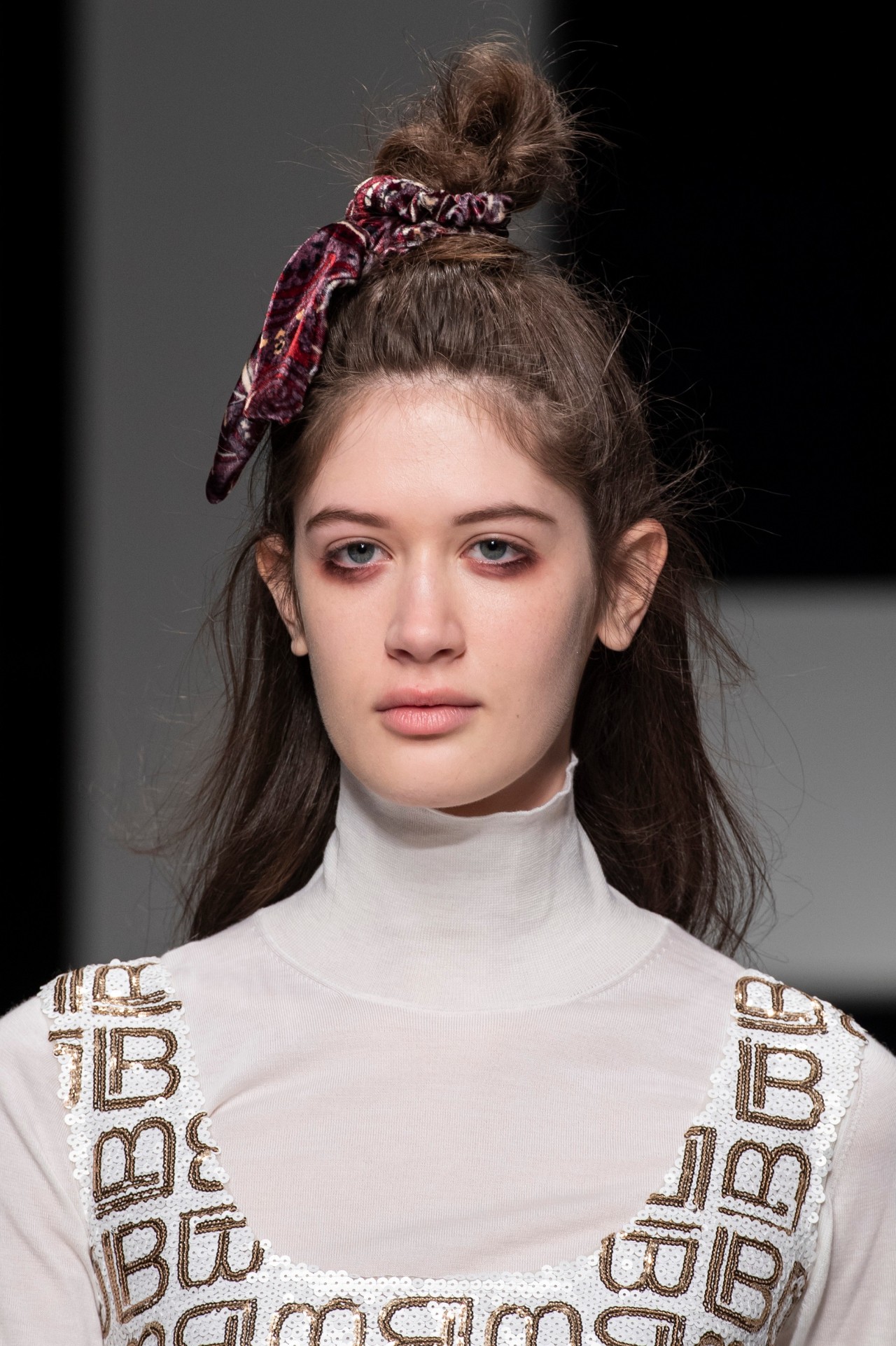 适合秋天森林的妆容,落叶创意妆容