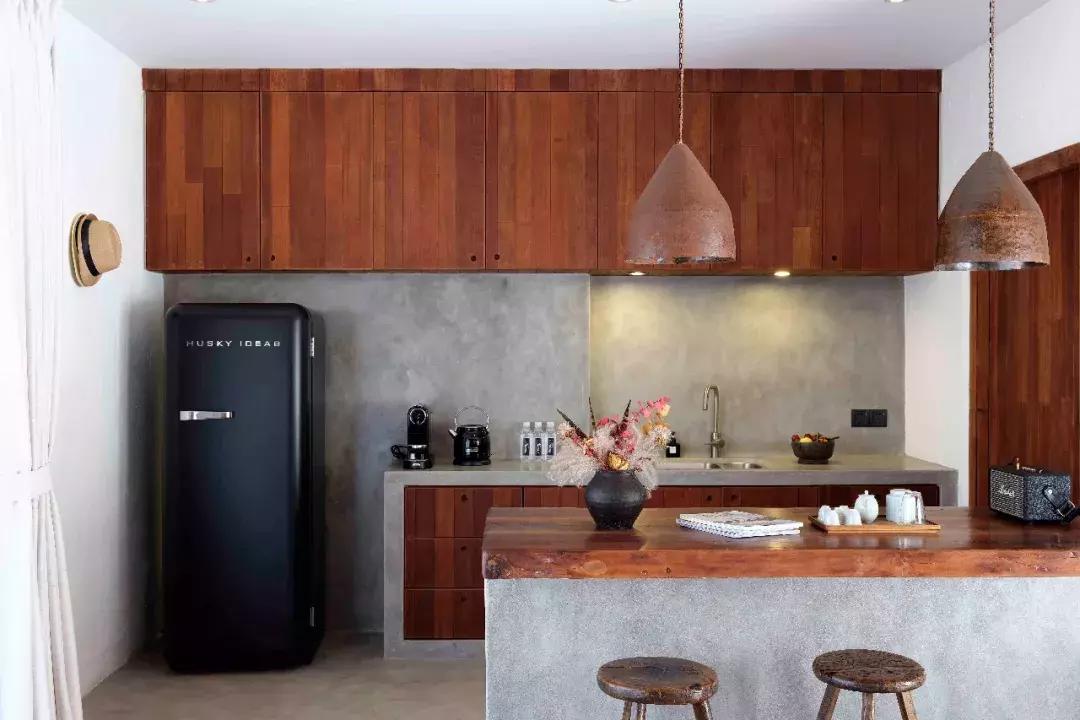 把泳池搬进沙漠,圈黄河做庭院,一个男人的西部世界,可以有多野