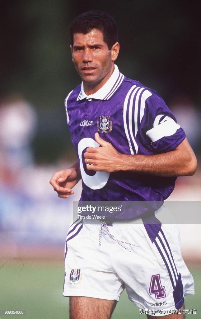 第一个穿白球鞋的球星,马拉多纳南非世界杯场边秀脚法