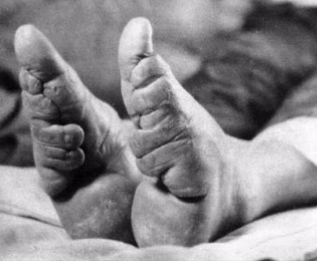 老年人的鞋不跟脚,老年人穿鞋脚疼不穿鞋是关键