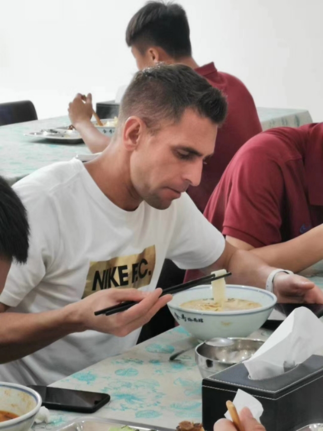 建业足球中外队员在郑州中牟基地，也能吃上一碗地道的羊肉烩面了