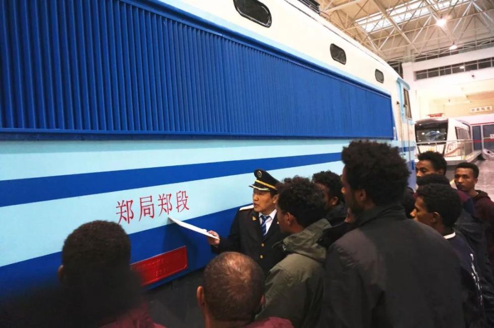 这群非洲小伙分别叫刘备张飞周瑜诸葛亮,哈哈哈哈