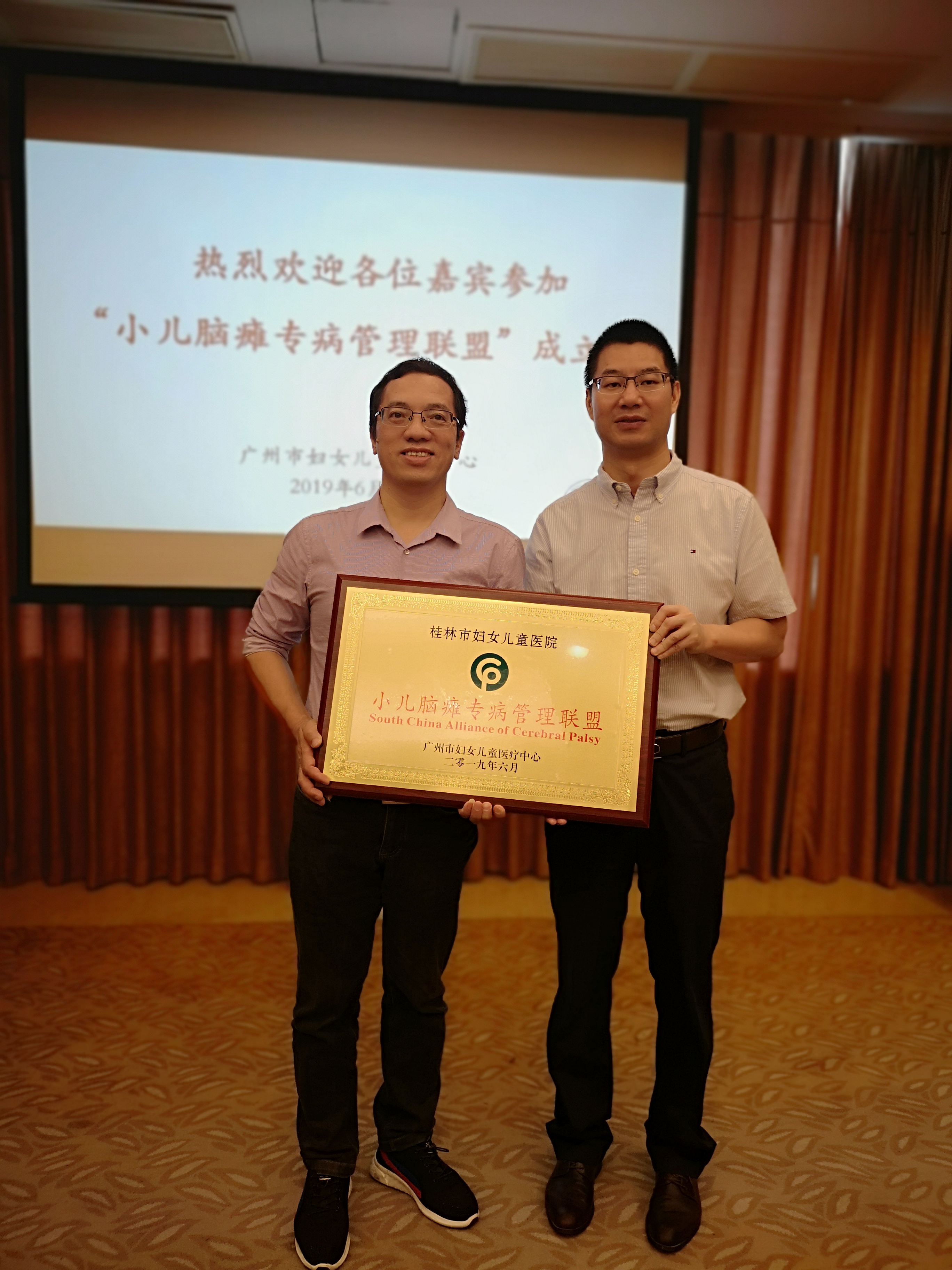 尽心尽力为患儿消解苦痛，他给这些家庭带来希望