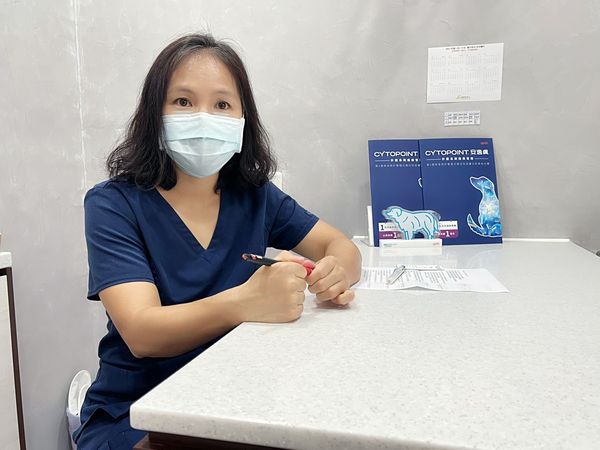 狗狗总是用爪子给自己抓痒,狗狗总是抓痒脱毛是什么原因