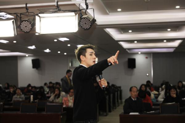 让你掏空钱包的李佳琦年收入千万！口红一哥的试色值得种草吗？